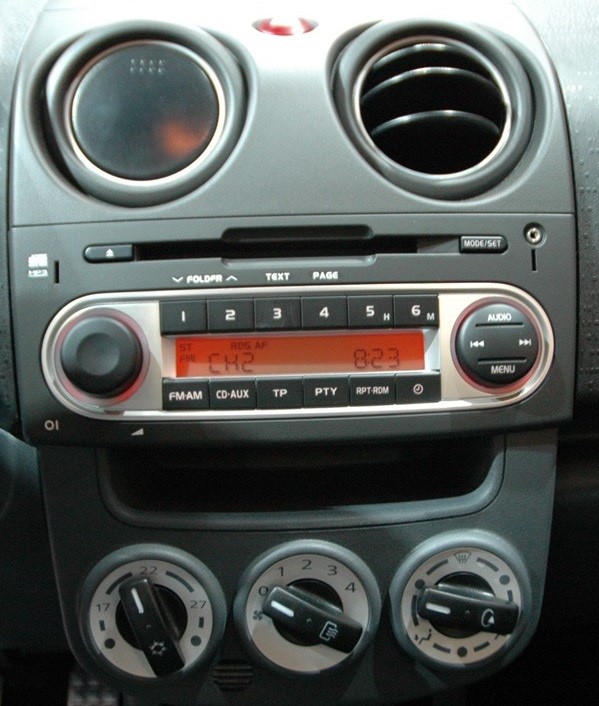 Autoradio 1DIN Mitsubishi Colt avec CD/USB/mp3/Bluetooth Mitsubishi