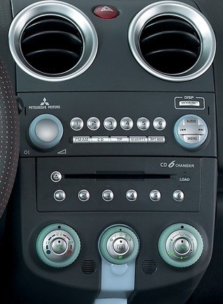 Façade d'autoradio + Chargeur USB Mitsubishi Colt CZ3 2004 à 2008 noir Kit 