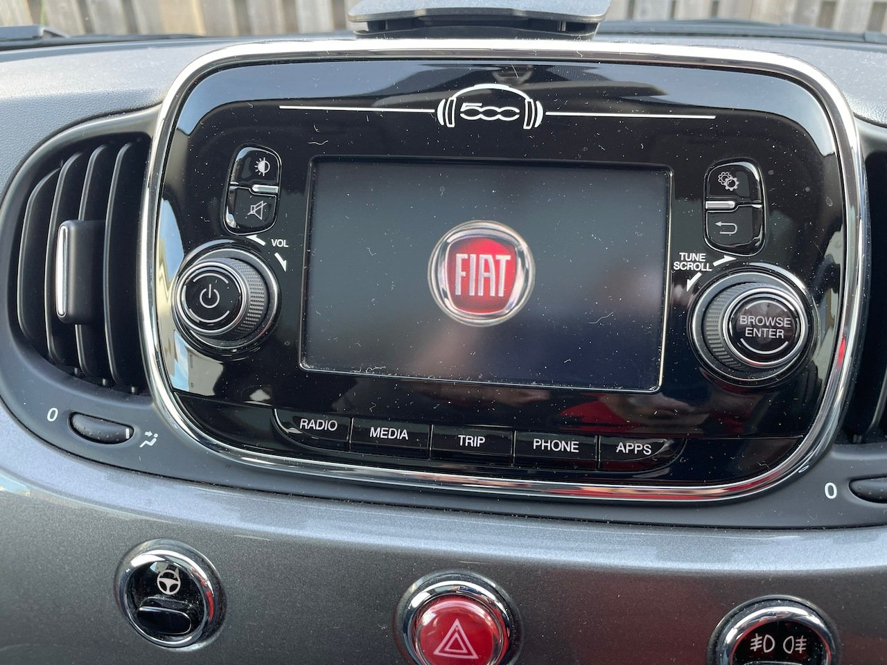 Écran Fiat 500 Uconnect 5 non compatible CarPlay