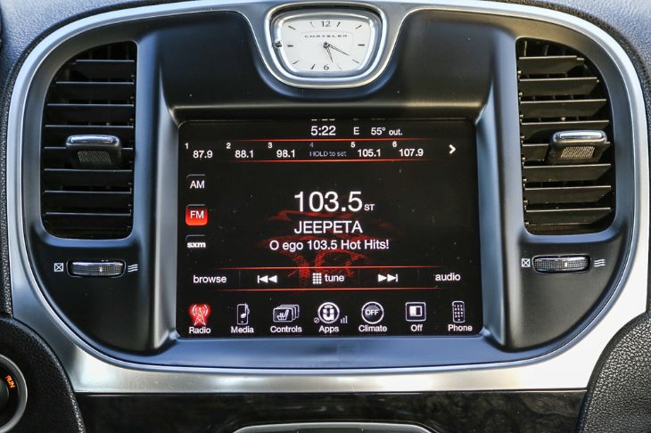 Écran Chrysler 300 Uconnect 8.4 compatible CarPlay 2011-2016 vue 1