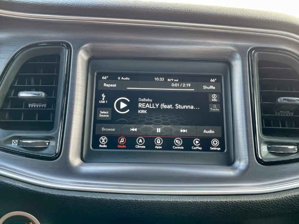 Écran Dodge Challenger Uconnect 7 NON compatible CarPlay