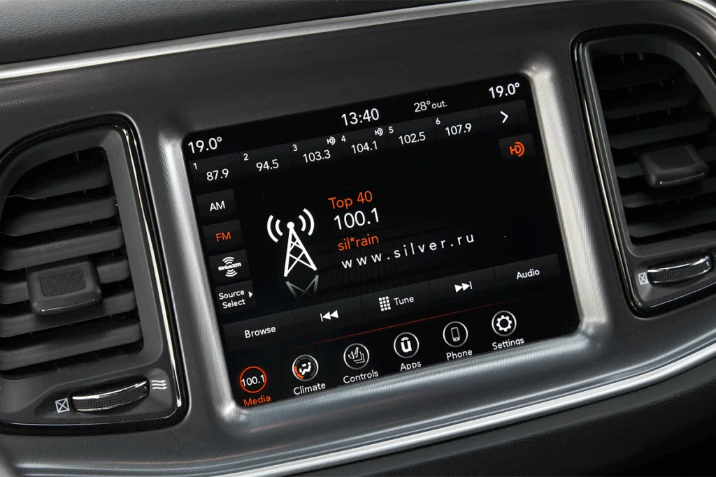 Écran Dodge Challenger Uconnect 8.4 compatible CarPlay 2015-2022 vue 2