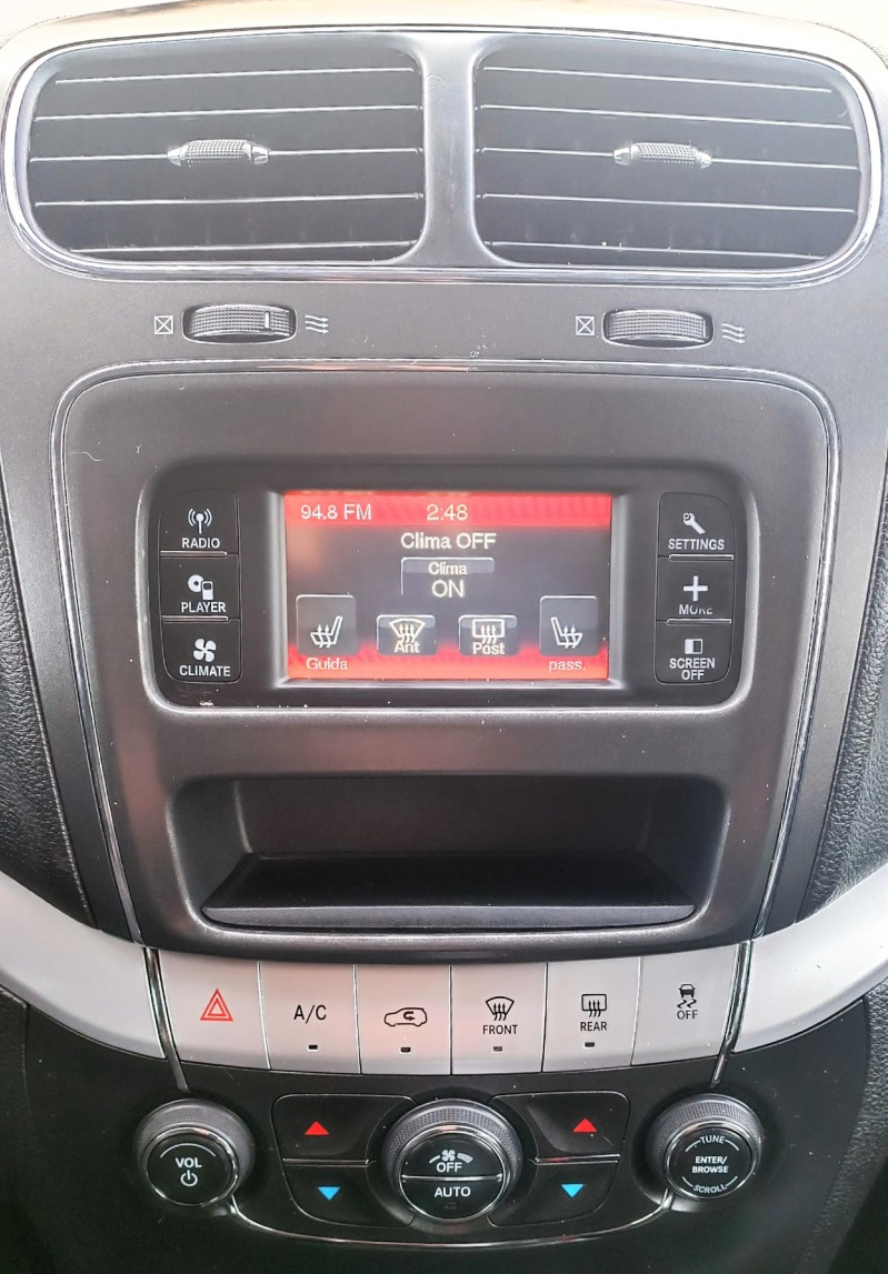 Écran Fiat Freemont Uconnect 4.3 NON compatible CarPlay