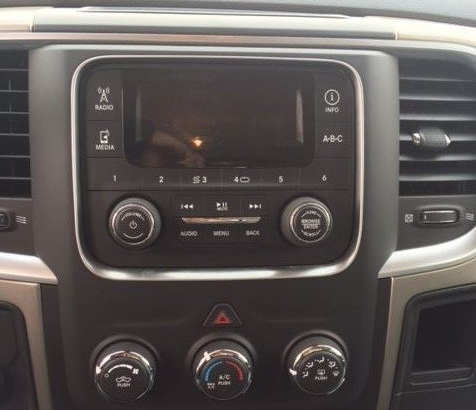 Écran Dodge RAM Uconnect 5 NON compatible CarPlay