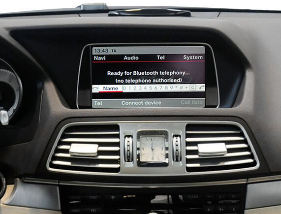 Autoradio COMAND APS NTG4.5 non-MOST origine Mercedes Classe E W207 Coupé 2 portes Cabriolet 2012-2013 écran couleur 8 pouces molette COMAND Controller rotation système PARKTRONIC caméra de recul HARMAN KARDON Logic7 capote électrique cabriolet 20 secondes ouverture fermeture automatique sièges sport multicontours chauffants ventilés massants suspension sport AGILITY CONTROL à remplacer par écran Android 12,3 pouces 32 cm 1920x720 pixels CarPlay sans fil Android Auto sans fil Menu origine Mercedes conservé capote massants