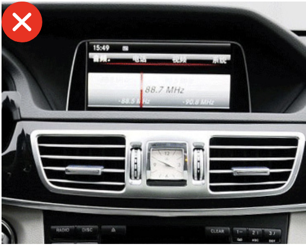 Tableau de bord Mercedes Classe E W212 berline break 2009-2012 console centrale climatisation automatique bizone suspension AIRMATIC pneumatique bouton réglage hauteur commandes audio volume molette COMAND Controller NTG4.0 rotation sélection compatibilité écran Android 12,3 pouces 32 cm 1920x720 pixels navigation menus Android via molette préservée AIRMATIC