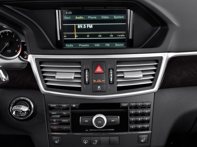 Autoradio COMAND APS NTG4.0 non-MOST origine Mercedes Classe E W212 berline break 2009-2012 écran couleur 7 pouces molette COMAND Controller rotation système PARKTRONIC caméra de recul HARMAN KARDON Logic7 suspension AIRMATIC pneumatique réglage hauteur garde sol sièges multicontours chauffants ventilés mémoire 3 positions à remplacer par écran Android 12,3 pouces 32 cm 1920x720 pixels CarPlay sans fil Android Auto sans fil Menu origine Mercedes conservé suspension AIRMATIC réglage hauteur écran Android sièges mémoire