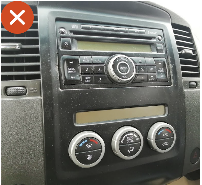 Console centrale Nissan Navara écran multimédia tableau de bord habitacle