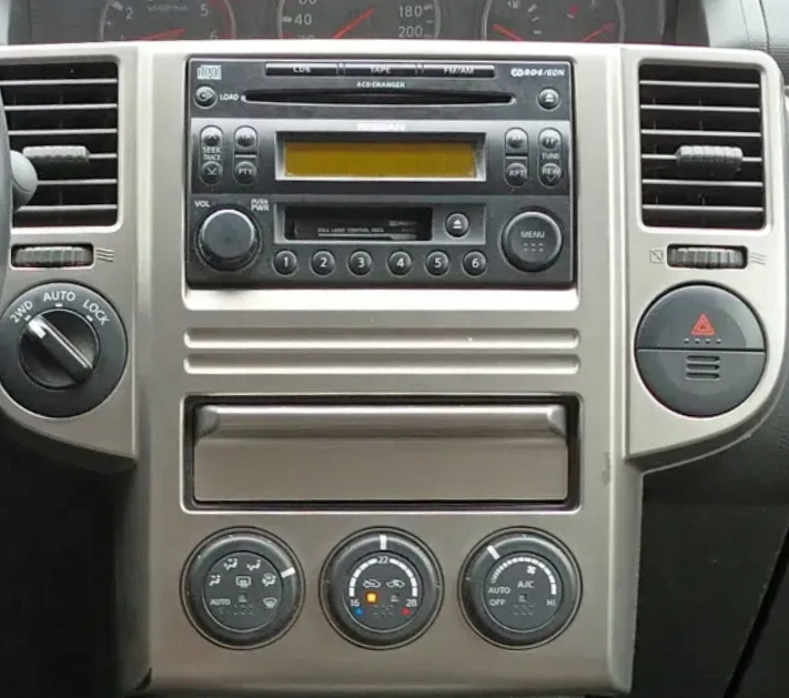 Autoradio origine Nissan X-Trail 2003 2007 première génération T30 SUV compact crossover console centrale