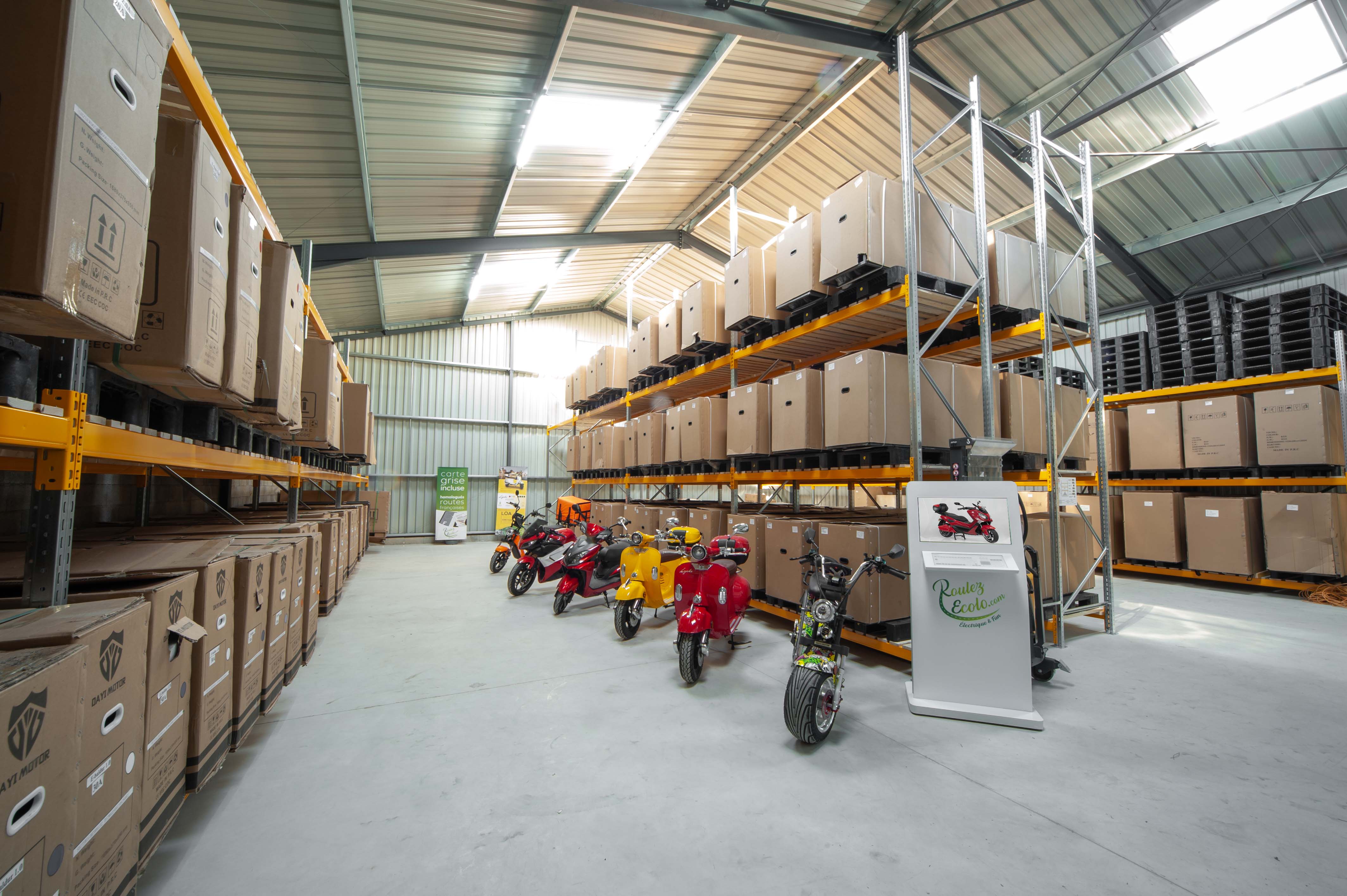 Entrepôt LYCKE avec stock de scooters